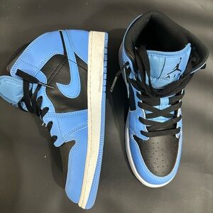 Boys Nike Sneakers
Jordan 1 Mid University Blue/Black